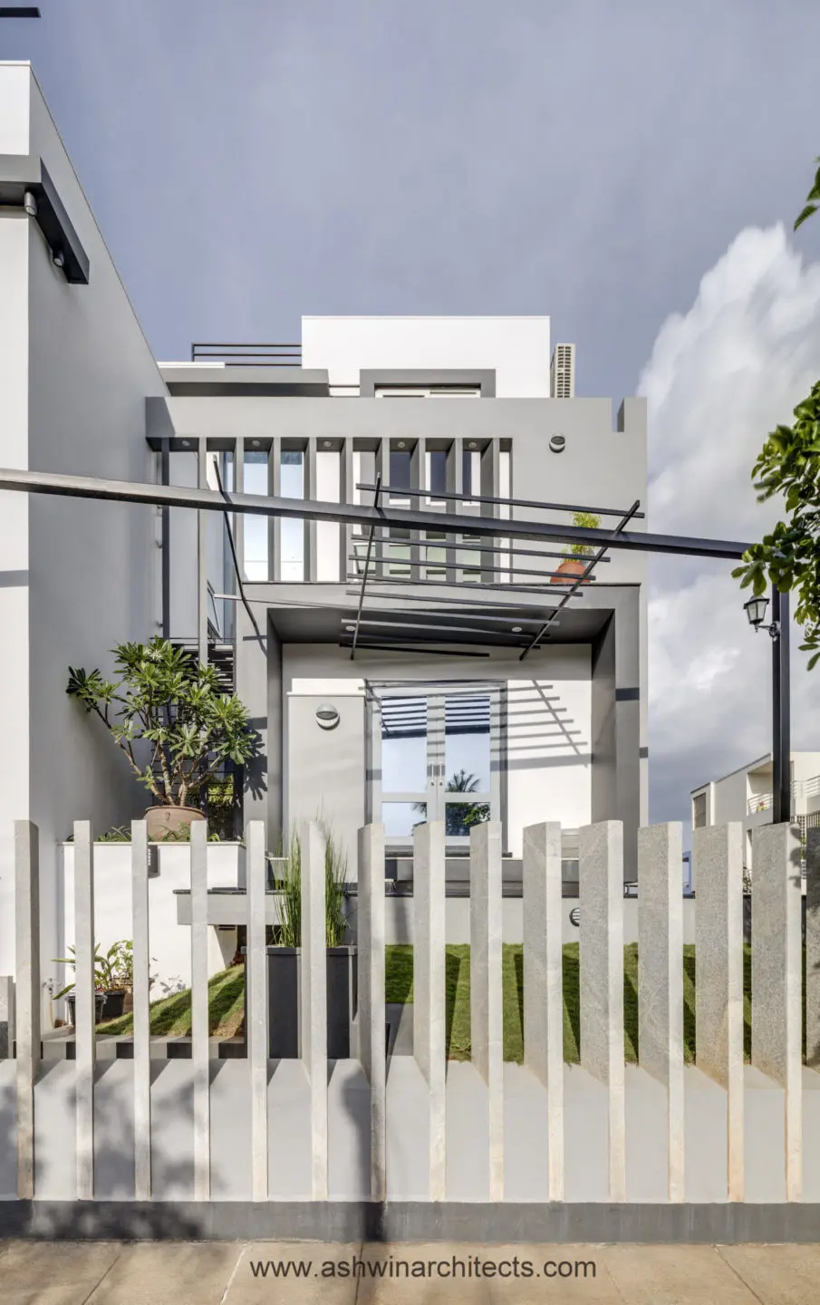 dining-room-shree-siddhi-80x60-luxury-house-in-shimoga-6000sft-4BHK-home-terrace-garden-landscaped-pockets-scaled