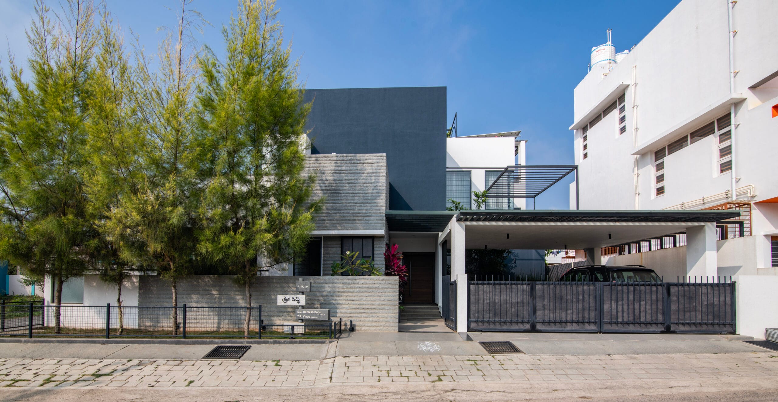 front-elevation-design-shree-siddhi-80x60-luxury-house-in-shimoga-6000sft-4BHK-home-terrace-garden-landscaped-pockets