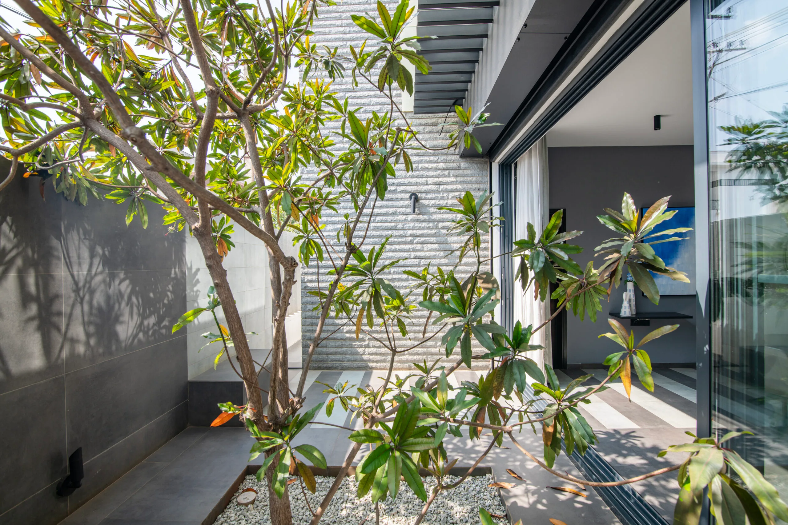 interior-garden-shree-siddhi-80x60-luxury-house-in-shimoga-6000sft-4BHK-home-terrace-garden-landscaped-pockets