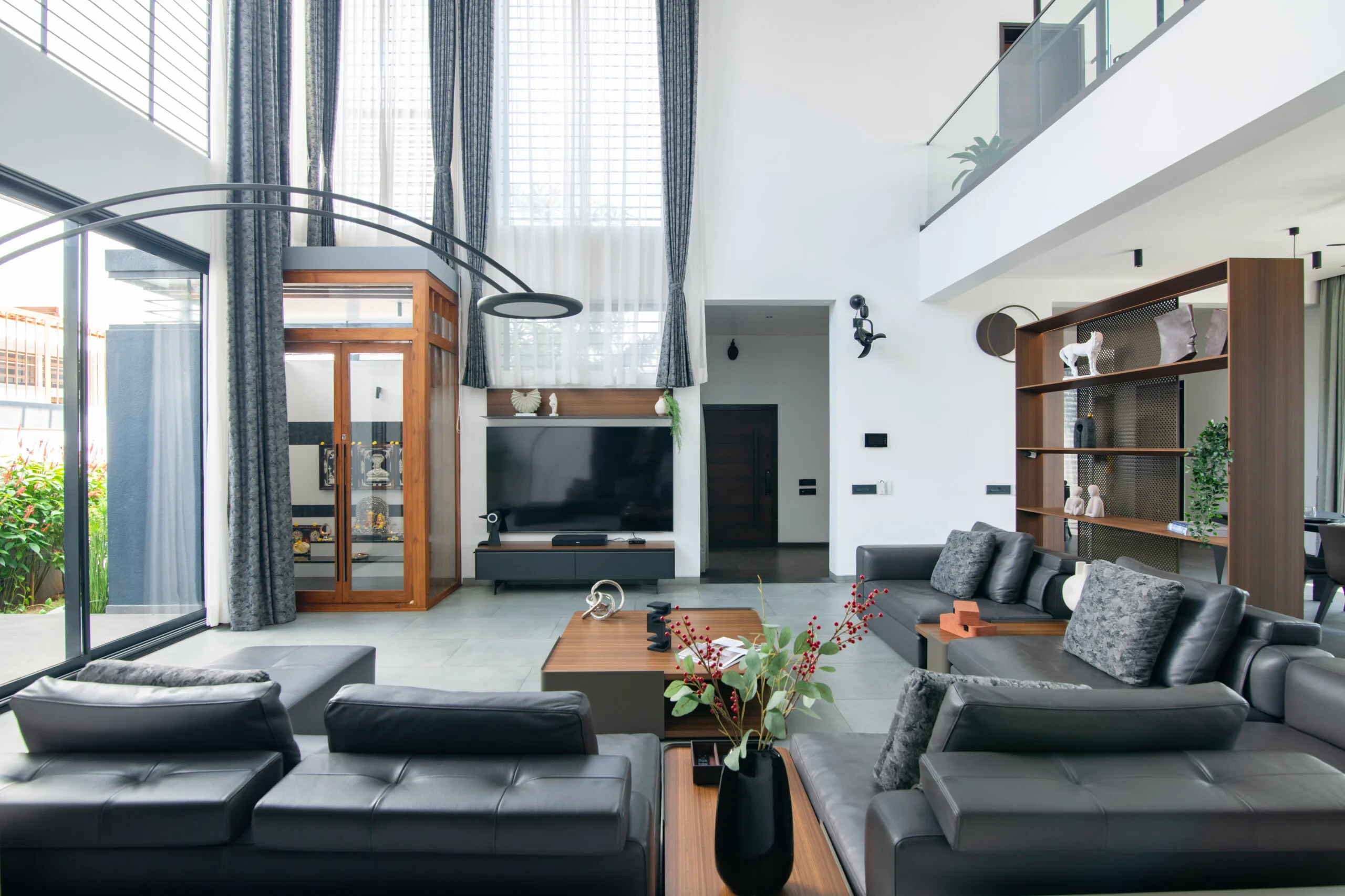 modern-interiors-design-shree-siddhi-80x60-luxury-house-in-shimoga-6000sft-4BHK-home-terrace-garden-landscaped-pockets